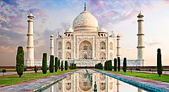 Il Taj Mahal in India riflesso in uno specchio d'acqua.