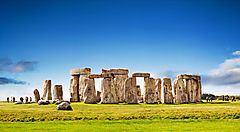 Stonehenge in Inghilterra sotto un cielo azzurro.