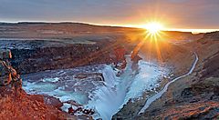 Tramonto sopra la cascata Gullfoss in Islanda.