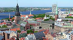 Vista panoramica di una città con fiume e chiese in Lituania.