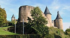 Castello medievale circondato da vegetazione in Lussemburgo.
