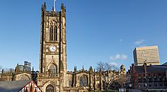 La cattedrale di Manchester con il cielo azzurro sullo sfondo.