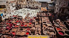 Conceria tradizionale con vasche di tintura colorate a Marrakech.