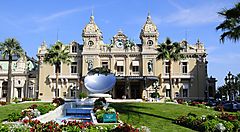 Il Casinò di Montecarlo con giardino e fontana in primo piano.