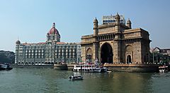 Il Gateway of India a Mumbai visto dal mare.