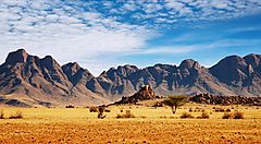 Paesaggio montuoso della Namibia con cielo azzurro.