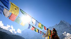 Bandiere di preghiera tibetane nel paesaggio montano del Nepal.
