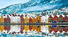 Case colorate e montagne innevate a Bergen, Norvegia.