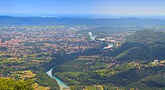 Vista panoramica di Nova Gorica con fiumi e colline verdi.