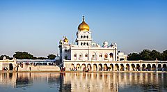 Il Gurudwara Bangla Sahib a Nuova Delhi riflesso nell'acqua.