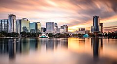Skyline di Orlando con riflessi sul lago al tramonto.