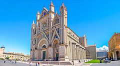 La cattedrale di Orvieto sotto un cielo azzurro.