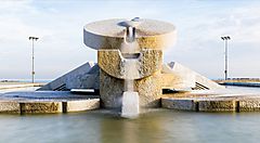 Fontana “La Nave” a Pescara, vista frontale con getti d’acqua.