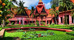 Giardino del Museo Nazionale di Phnom Penh con piante e architettura tradizionale.