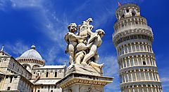La Torre Pendente e una statua nella Piazza dei Miracoli a Pisa.