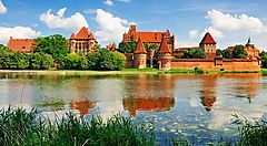 Il Castello di Malbork in Polonia riflesso nell'acqua.