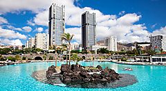 Piscina con skyline di Santa Cruz e grattacieli sullo sfondo.