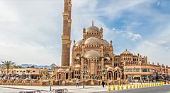 Grande moschea di Sharm el-Sheikh con cielo azzurro.