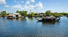 Barche e case galleggianti sul fiume a Siem Reap.