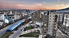 Vista urbana di Sofia al tramonto con edifici e strade moderne.