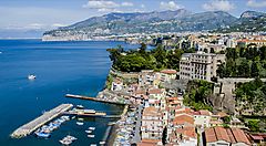Vista panoramica di Sorrento con costa, edifici e mare azzurro.