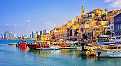 Porto pittoresco di Tel Aviv con edifici storici e barche.