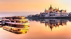 Il Parlamento di Budapest riflesso nel Danubio al tramonto.