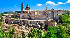 Panorama del Palazzo Ducale di Urbino con cielo azzurro.