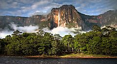 Cascata del Salto Ángel in Venezuela con versante roccioso e vegetazione.