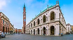 La Basilica Palladiana e la Torre Bissara a Vicenza.