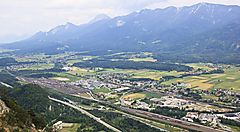 Panorama di Villach con montagne e vallate verdi.