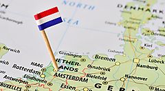 Bandiera olandese su mappa evidenzia Amsterdam.