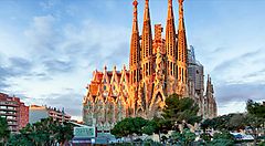 La Sagrada Familia a Barcellona illuminata al tramonto.