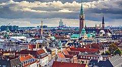 Vista panoramica di Copenhagen con edifici storici e cielo nuvoloso.