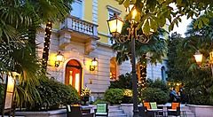 Ingresso dell'Hotel Rovereto illuminato con decorazioni serali.