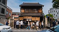 Strada con negozio tradizionale e passanti a Kawagoe, Giappone.