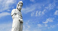 La statua di Sendai Daikannon sotto un cielo azzurro.