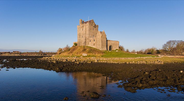 Castello medievale in Irlanda riflesso in un lago.