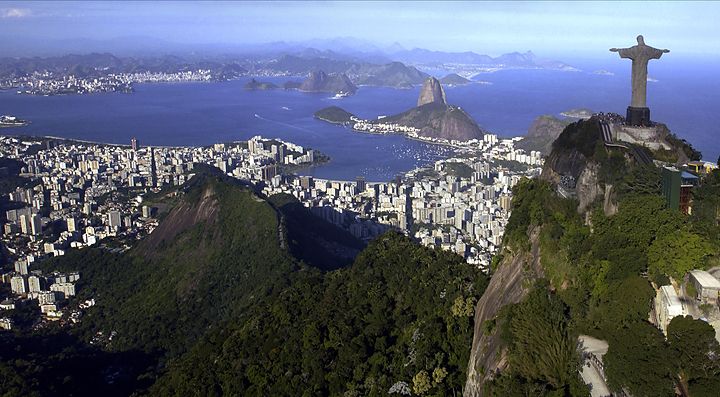Veduta aerea di Rio de Janeiro con il Cristo Redentore e la baia.