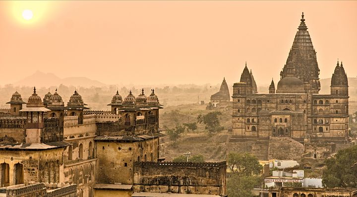 Vista su antichi templi in India al tramonto.