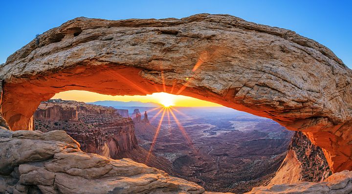 Alba vista attraverso un arco di roccia nel parco nazionale Arches, Stati Uniti.