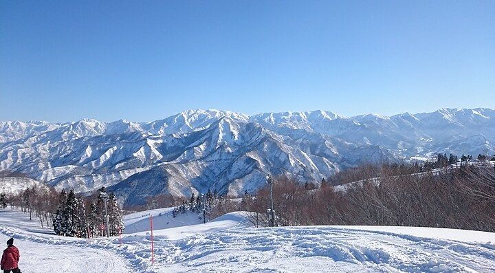 Paesaggio innevato di montagna sotto un cielo limpido.