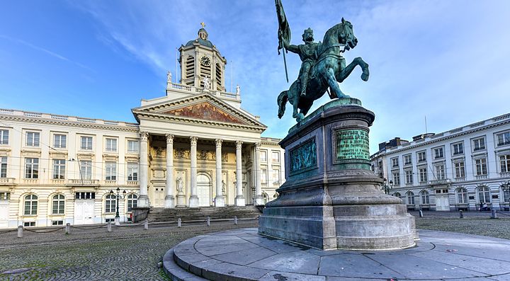 Statua equestre nella piazza di fronte a una chiesa a Bruxelles.