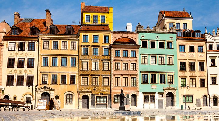 Facciate colorate di edifici storici nella Città Vecchia di Varsavia.