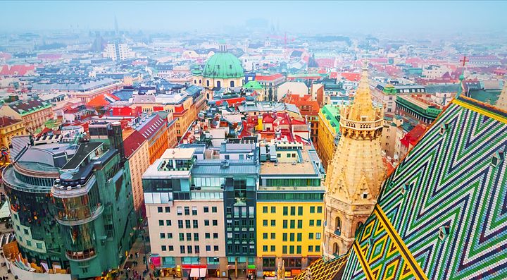 Veduta panoramica di Vienna con la cupola di Santo Stefano in primo piano.