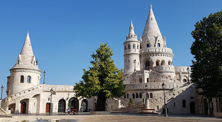 Il Bastione dei Pescatori a Budapest sotto un cielo azzurro.