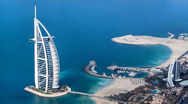 Vista aerea del Burj Al Arab a Dubai sul mare.