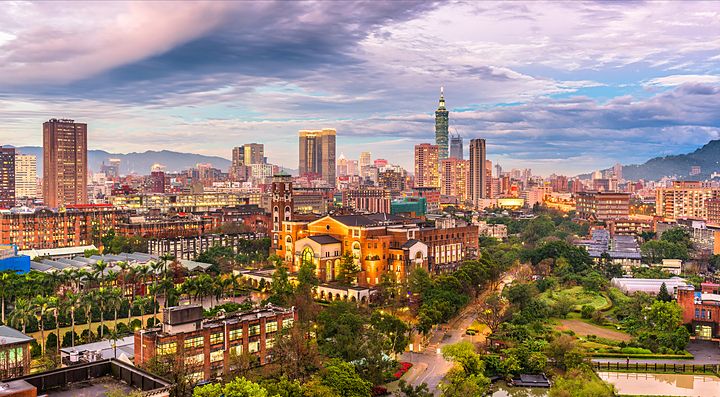 Skyline di Taipei, Taiwan, con il Taipei 101 e parchi verdi in primo piano.