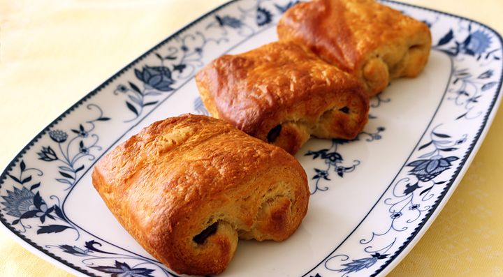 Tre viennoiserie su un piatto decorato in stile austriaco.