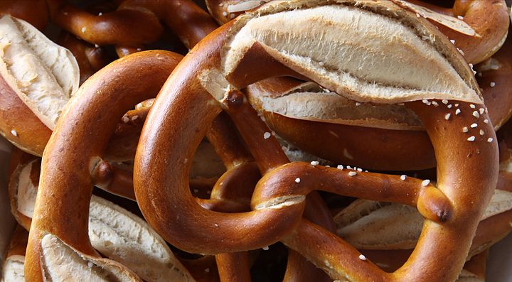 Brezel tedeschi tradizionali ammassati.